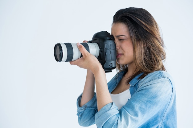 Femme photographe avec appareil photo numérique