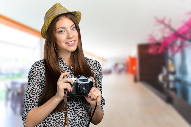 Femme photographe avec caméra