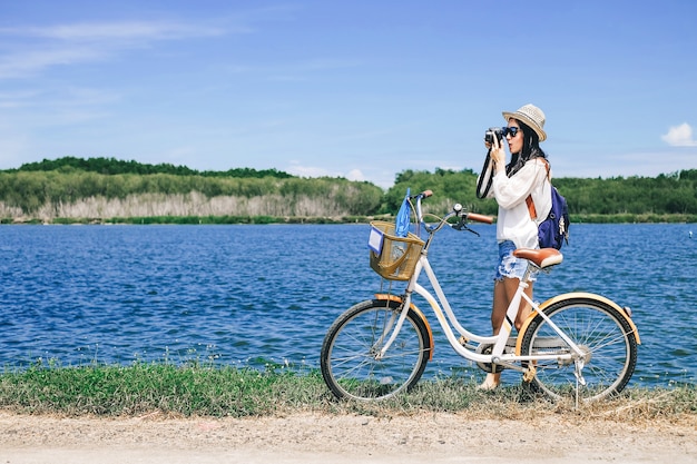 femme photographe prenant une photo pour la vue de la forêt de mangrove par caméra.