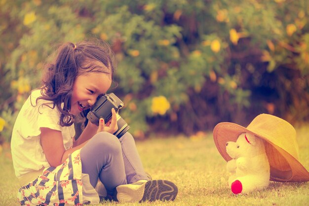 Photo une femme photographiant assise sur le terrain