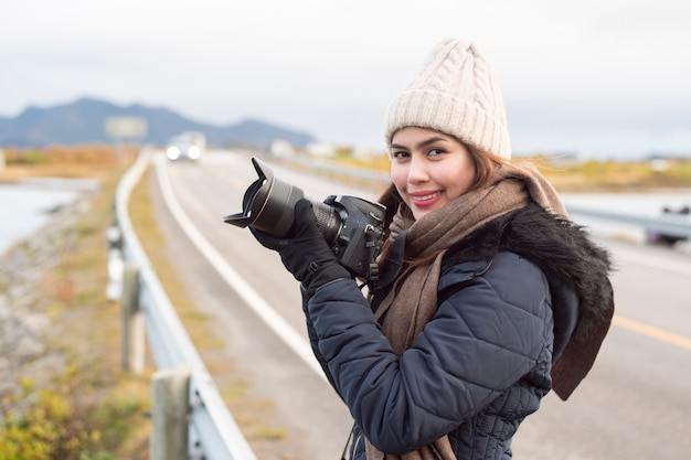 Une femme photographie de beaux paysages de Norvège