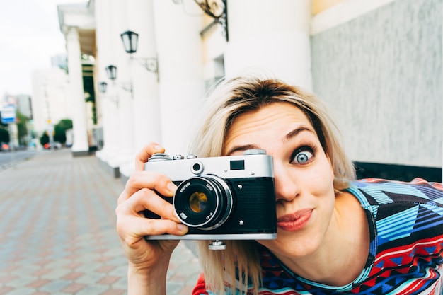 Femme photographiée rétro caméra dans la ville