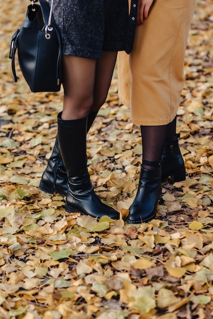 Femme, pied, jaune, feuilles, automne, coloré, parc