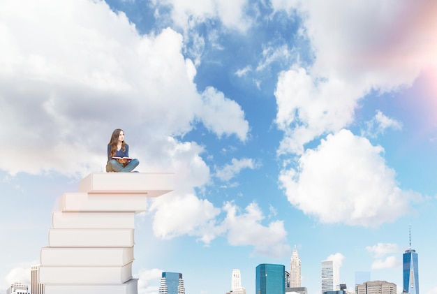 Femme sur une pile de livres