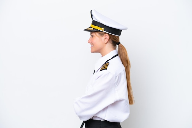 Femme pilote caucasien avion isolé sur fond blanc en position latérale