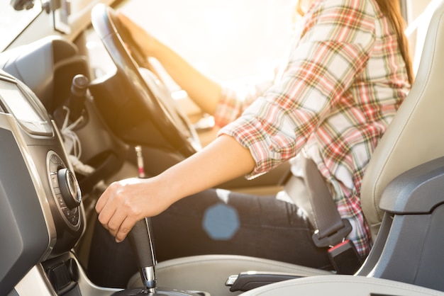 femme pilote, main, changer, ou, changer, les, engrenage, bâton, et, conduire, a, voiture