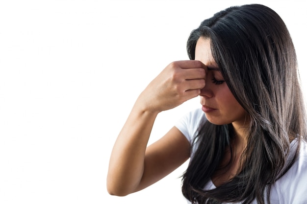 Femme pinçant le pont de son nez