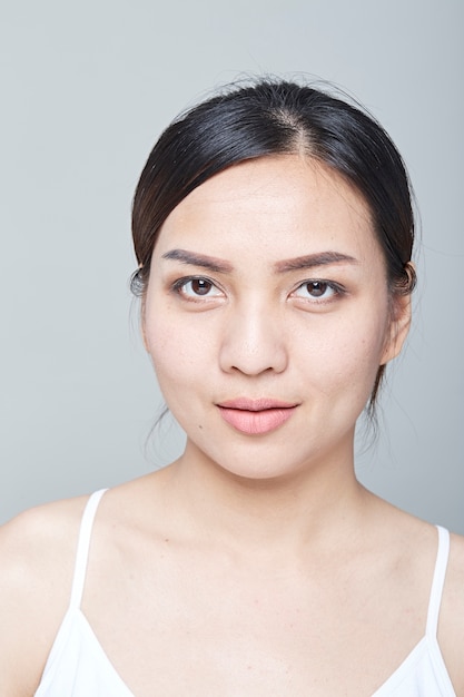 Femme avec pinceau de maquillage