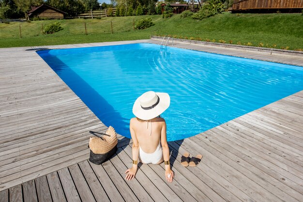 Femme à la piscine