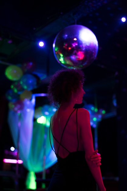 Femme sur la piste de danse d&#39;un club