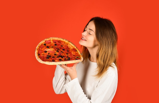 Femme avec pizza concept de livraison de nourriture délicieuse nourriture pizza temps fille heureuse tenir pizza fille profiter