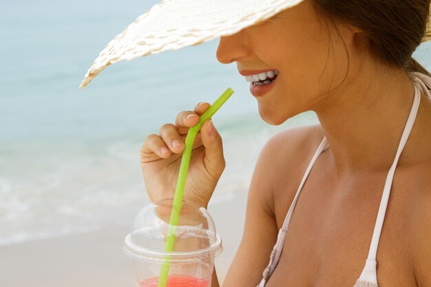 Femme, plage, chapeau, cocktail