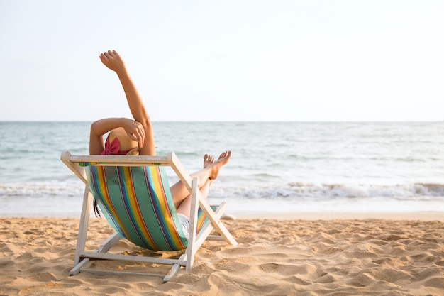 Femme sur la plage en été