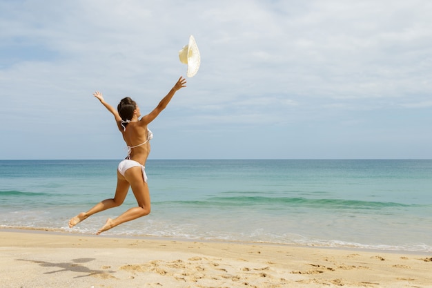 Femme, plage, jette, elle, chapeau