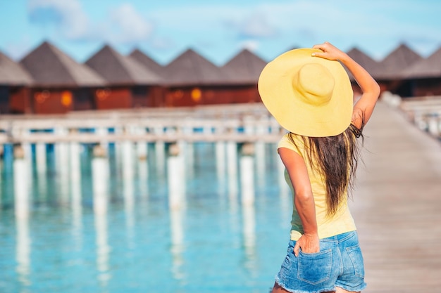 Femme sur la plage profitant des vacances d'été en regardant la mer