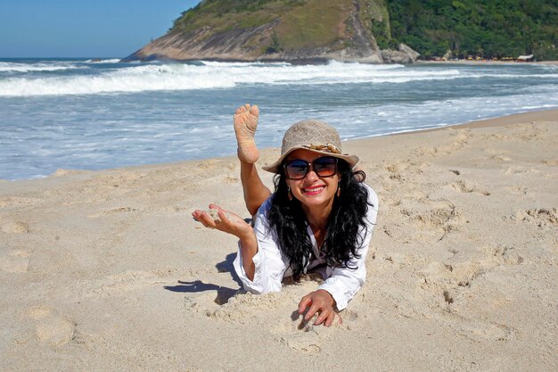 Femme sur la plage à Rio de Janeiro