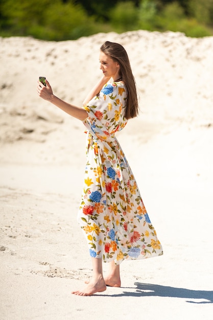 Femme sur la plage de sable