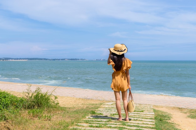 Une femme sur la plage de sable