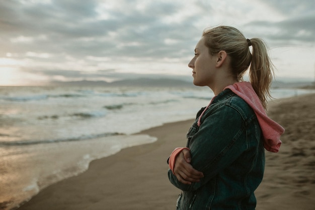 Femme sur une plage sombre