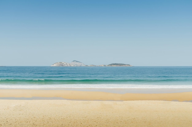 Une femme sur une plage tropicale déserte avec espace de copie