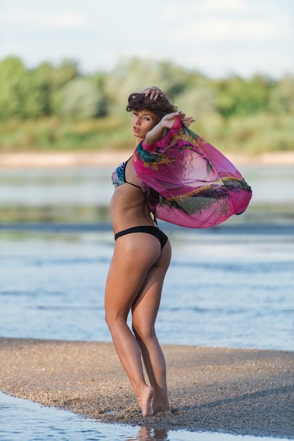 Photo une femme sur la plage.