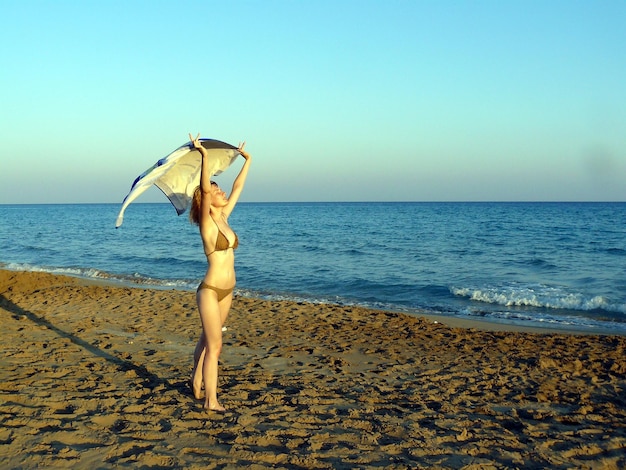 Une femme sur la plage.
