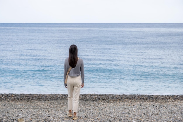 Une femme sur la plage.