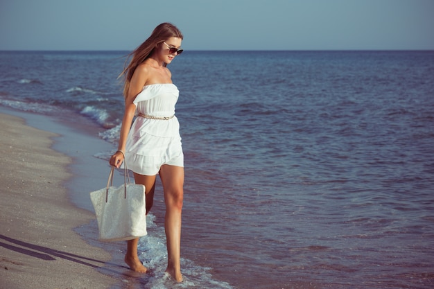 Femme sur la plage