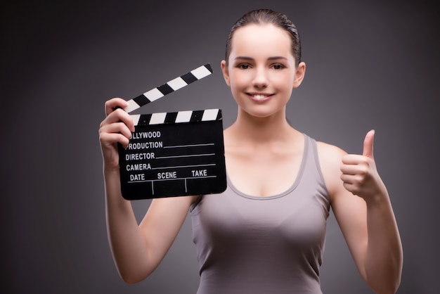 Femme avec une planche de cinéma dans le concept de cinéma