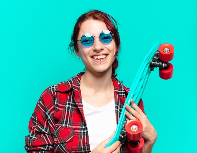 femme avec une planche à roulettes