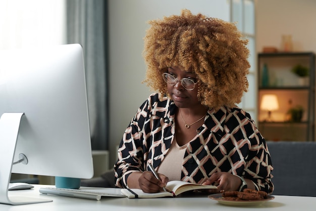 Femme planifiant son travail à la maison