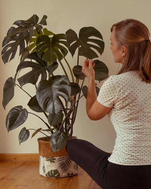 Photo femme avec une plante en pot