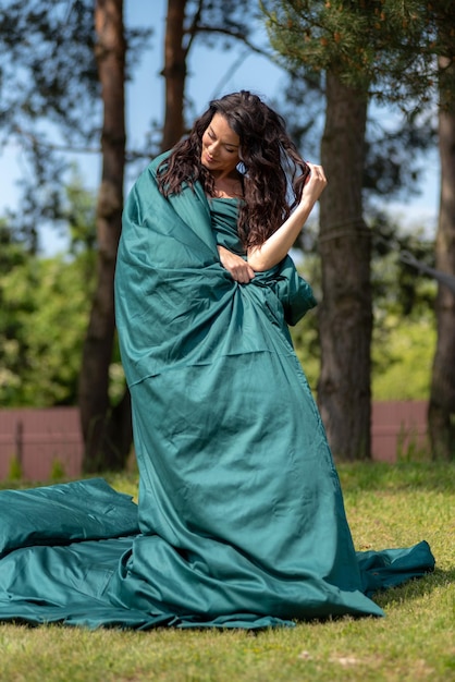 Photo femme en plein air portant de la lingerie sur le terrain d'été