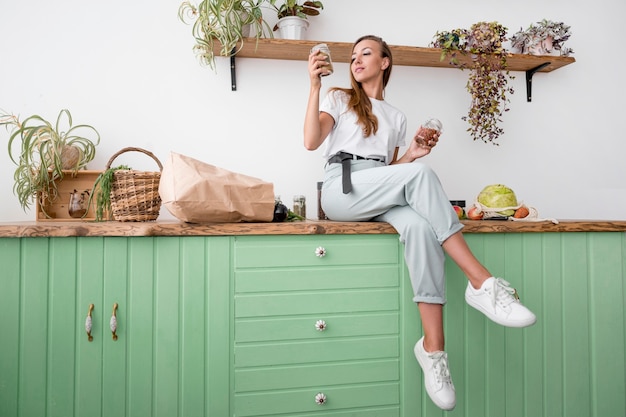 Femme plein coup dans la cuisine verte