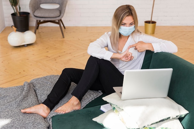 Femme plein coup avec masque de travail