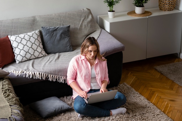 Femme de plein coup tapant sur le clavier