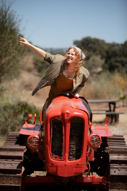 Photo femme pleine de coup conduisant une machine agricole