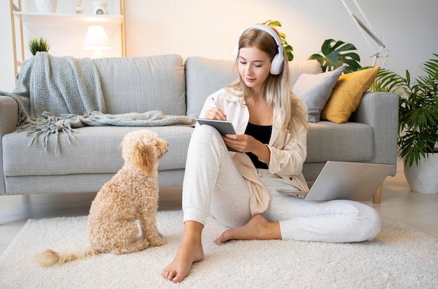 Femme pleine de coups travaillant avec un animal de compagnie