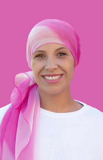 Femme pleine d'espoir portant un foulard sur fond rose