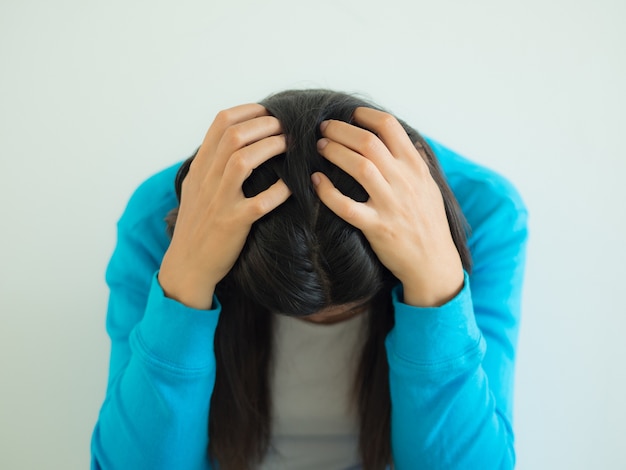 Une femme en pleine pensée ou avec un mal de tête