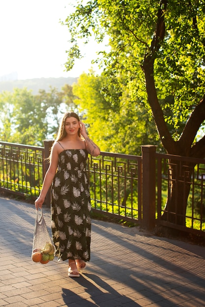 Photo femme pleine photo portant une belle robe d'été