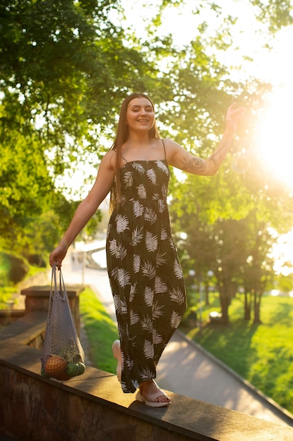 Photo femme pleine photo portant une belle robe d'été