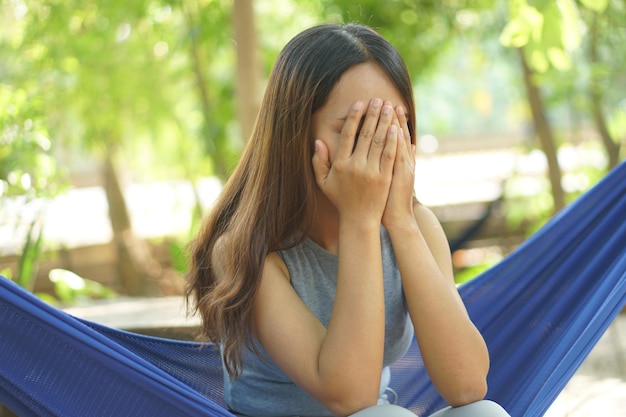 Femme pleurant dans le berceau au café café