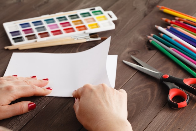 Femme Plie Une Feuille De Papier Pour L'origami