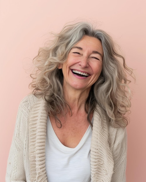 Une femme plus âgée aux cheveux bouclés riant et souriant