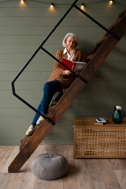 Photo femme plus âgée lisant tout en utilisant une loupe