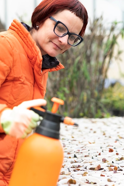 Photo femme de plus en plus de plantes