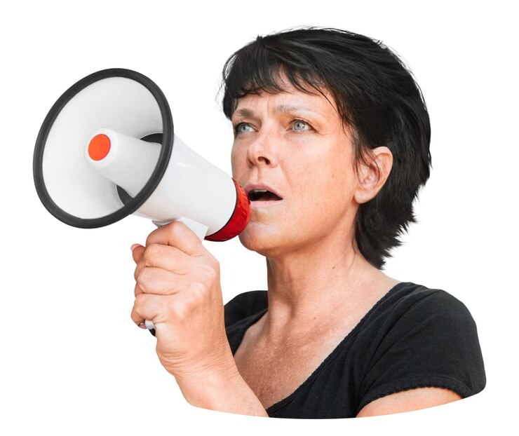 Photo une femme png parlant dans un mégaphone sur un fond transparent