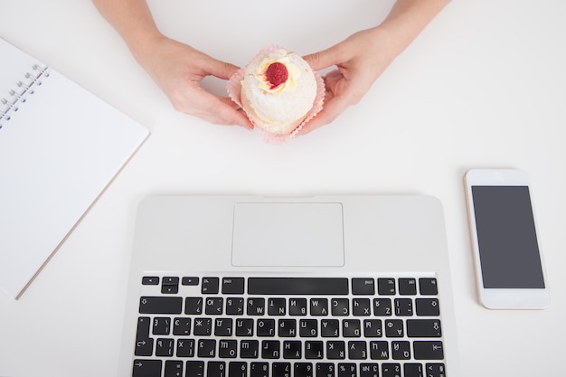 Femme sur le point de manger un délicieux petit gâteau crémeux