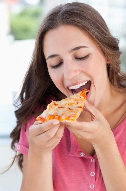 Une femme sur le point de manger de la pizza